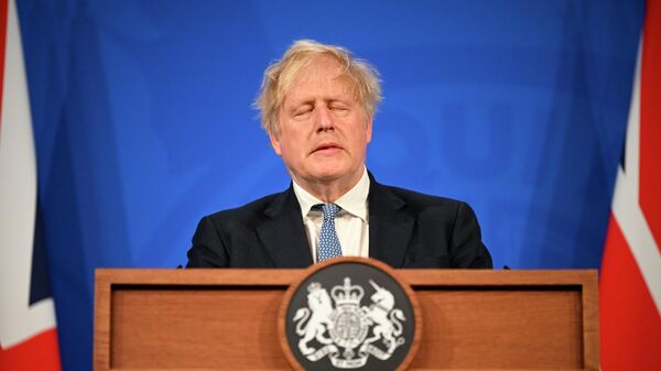 Премьер-министр Великобритании Борис Джонсон выступает на пресс-конференции на Даунинг-стрит в Лондоне - Sputnik Армения