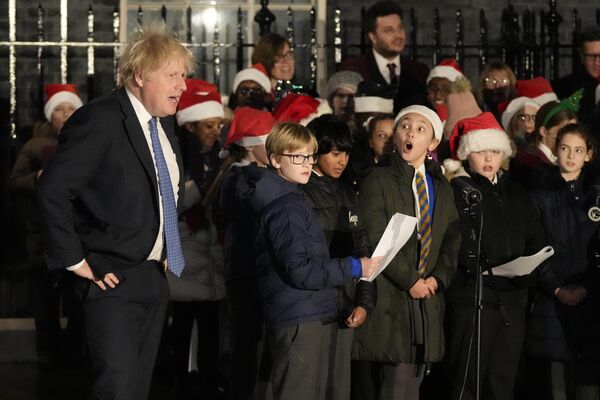 Մեծ Բրիտանիայի վարչապետ Բորիս Ջոնսոնը լսում է Լոնդոնի մանկական երգչախմբի երգը - Sputnik Արմենիա