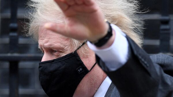 Премьер-министр Великобритании Борис Джонсон в маске покидает Даунинг-стрит - Sputnik Армения