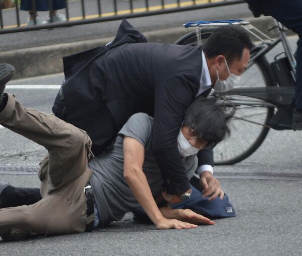 Ոստիկանը գետնին է տապալել Ճապոնիայի նախկին վարչապետ Սինձո Աբեի վրա կրակած տղամարդուն - Sputnik Արմենիա