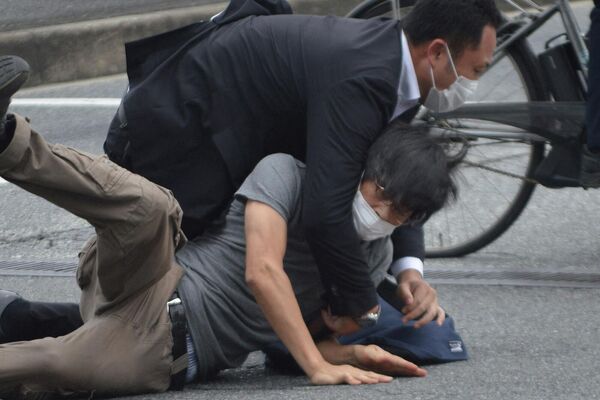 Полицейский повалил на землю мужчину, стрелявшего в бывшемго премьер-министра Японии Синдзо Абэ - Sputnik Армения