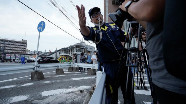 Офицер полиции Нара пытается вывести СМИ из района, где бывший премьер-министр Синдзо Абэ был застрелен во время выступления с речью (8 июля 2022). Япония - Sputnik Армения