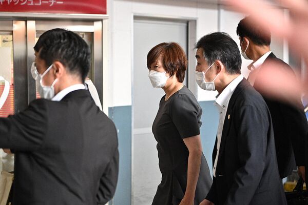 Жена бывшего премьер-министра Японии Синдзо Абэ, Акиэ Абэ спешит в больницу Медицинского университета в Кашихаре, куда переведен ее муж  - Sputnik Армения