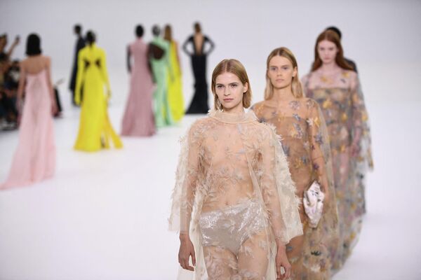 Модели представляют коллекцию Fendi в рамках Недели моды Haute-Couture осень-зима 2023 в Париже. - Sputnik Армения