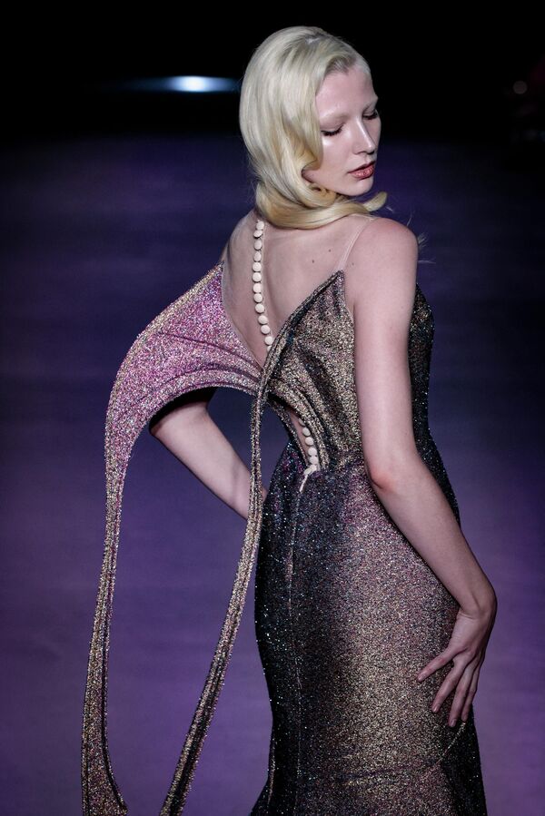 Коллекция Julien Fournie осень-зима 2023 во время модного показа в рамках Недели моды в Париже. - Sputnik Армения