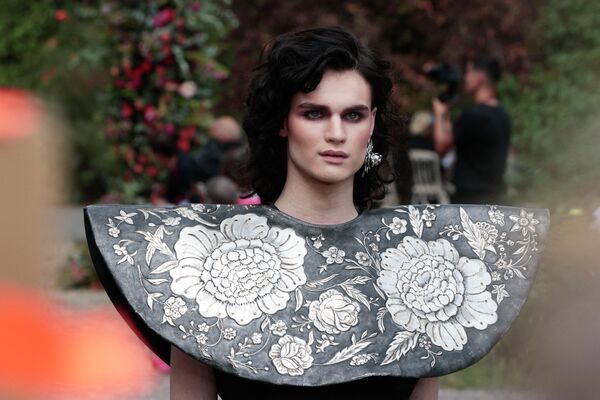 Модель представляет творение Juana Martin в рамках Недели моды в Париже. - Sputnik Армения