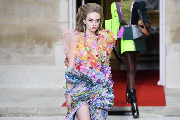 Платье из коллекции Ronald van der в рамках Недели моды в Париже. - Sputnik Армения