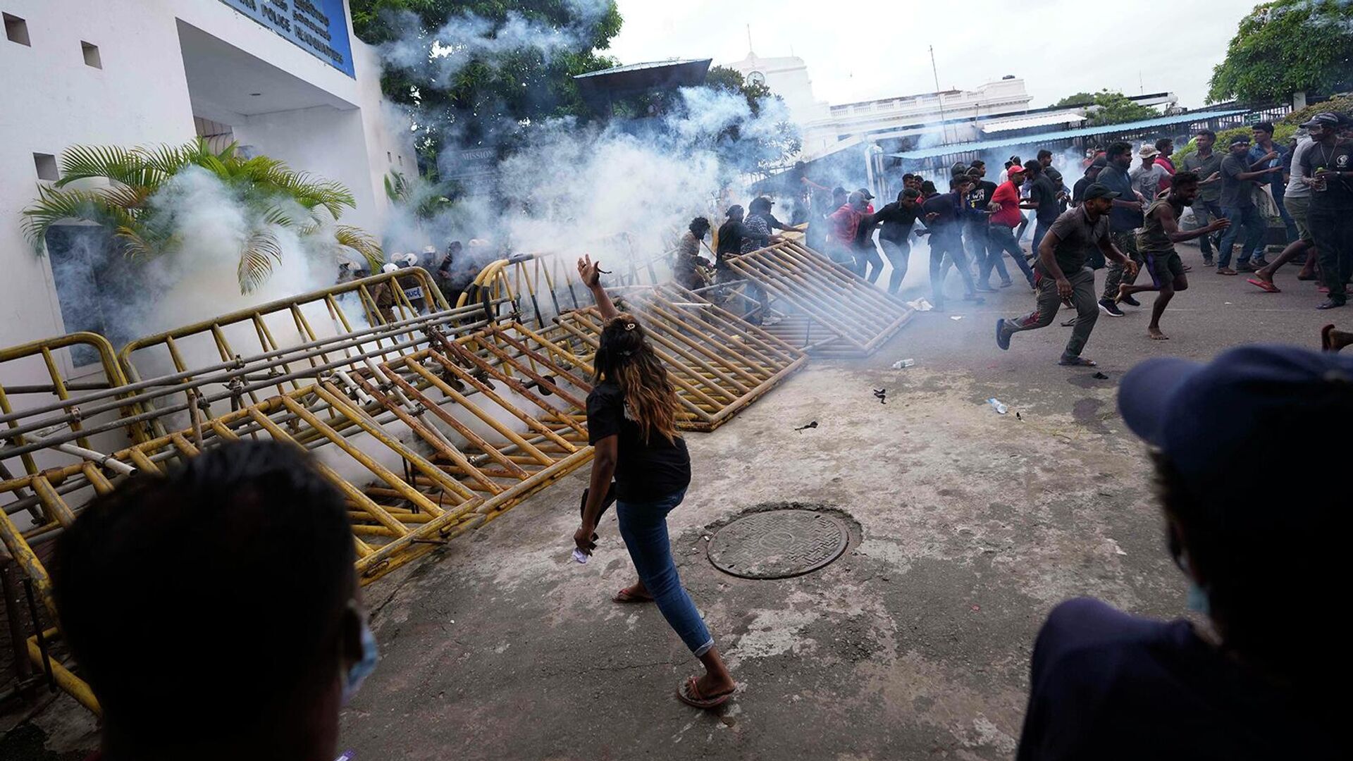 Полиция применяет слезоточивый газ для разгона антиправительственных демонстрантов во время акции протеста у здания полиции в Коломбо (9 июля 2022). Шри-Ланка - Sputnik Армения, 1920, 09.07.2022