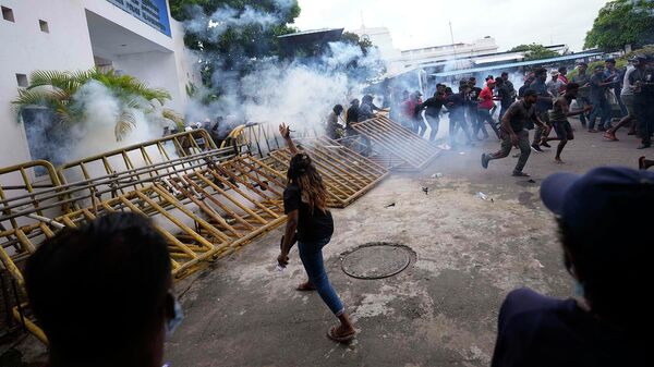 Полиция применяет слезоточивый газ для разгона антиправительственных демонстрантов во время акции протеста у здания полиции в Коломбо (9 июля 2022). Шри-Ланка - Sputnik Армения
