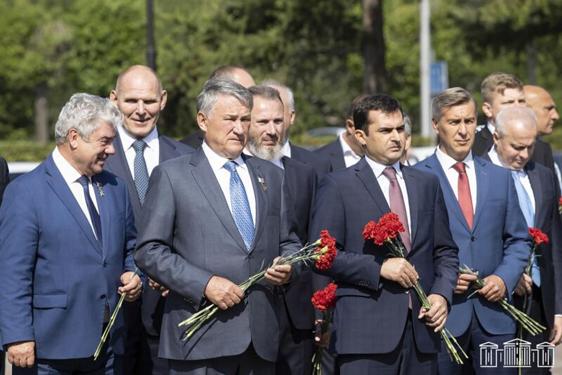 Вице-спикер Парламента Армении Акоп Аршакян и зампредседателя СФ России Юрий Воробьев в сопровождении членов межпарламентской комиссии по сотрудничеству между НС РА и ФС РФ возложили венок и цветы к Вечному огню мемориала Победы (11 июля 2022). Москвa Вице-спикер Парламента Армении Акоп Аршакян и зампредседателя СФ России Юрий Воробьев в сопровождении членов межпарламентской комиссии по сотрудничеству между НС РА и ФС РФ возложили венок и цветы к Вечному огню мемориала Победы (11 июля 2022). Москвa - Sputnik Արմենիա, 1920, 11.07.2022