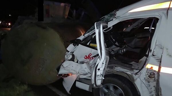 Разбитая в ДТП машина скорой помощи на перекрестке села Даларик - Sputnik Армения