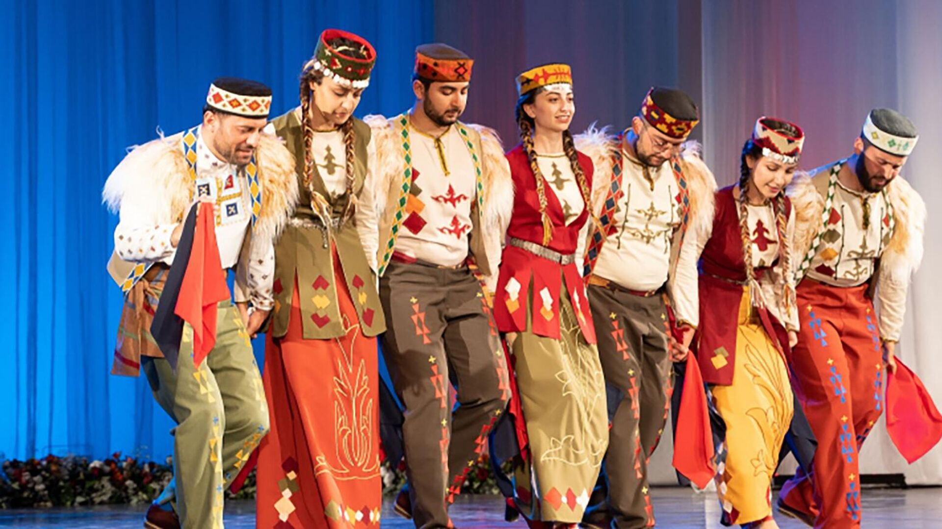 Танцевальная группа из Армении приняла участие в четвертом фестивале Встреча шедевров ЮНЕСКО на земле Олонхо, прошедшего под эгидой ЮНЕСКО (12 июля 2022). Якутск - Sputnik Армения, 1920, 12.07.2022
