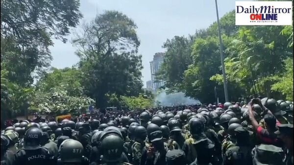 Протестующие в Коломбо на Шри-Ланке пытаются штурмовать офис премьер-министра - Sputnik Армения