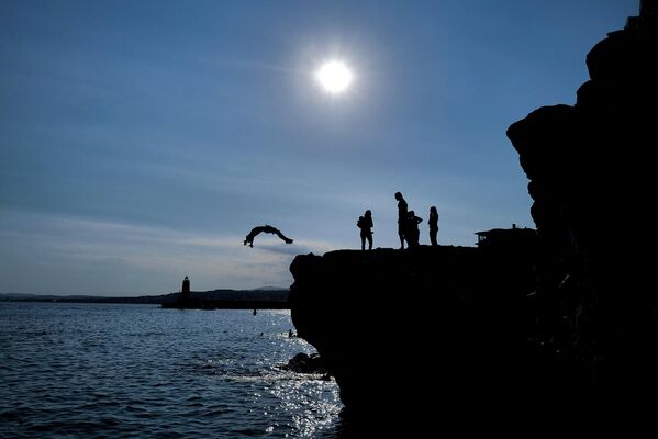 Люди прыгают со скалы в Средиземное море в городе Ницца на лазурном берегу Франции. - Sputnik Армения