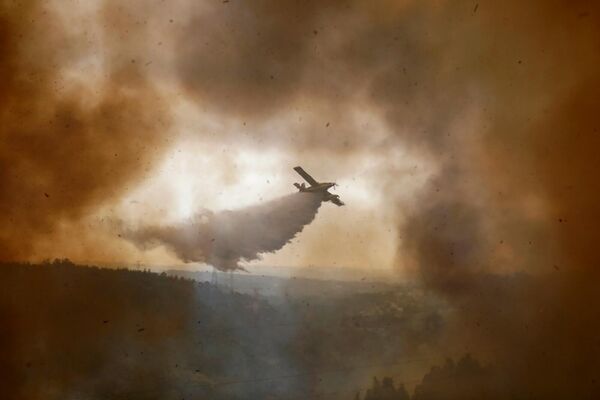 Самолет тушит лесной пожар в деревне Казал-да-Кинта, Португалия. - Sputnik Армения