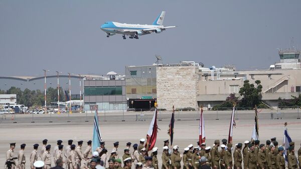 Самолет президента США Джо Байдена, приземляется в аэропорту Бен-Гурион близ Тель-Авива (13 июля 2022). Израиль - Sputnik Армения