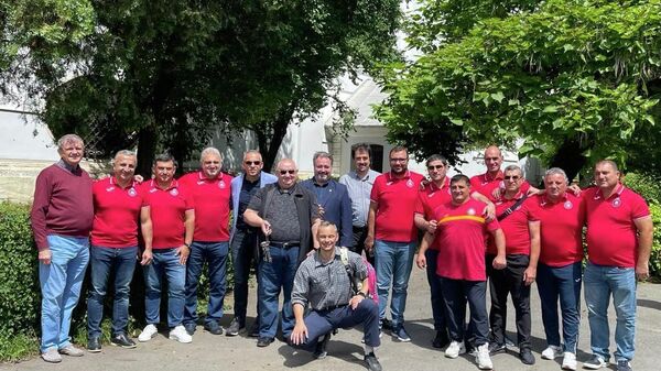 Группа поддержки ФК Пюник посетила Армянскую Католическую церковь в городе Арменополис (13 июля 2022). Румыния - Sputnik Армения