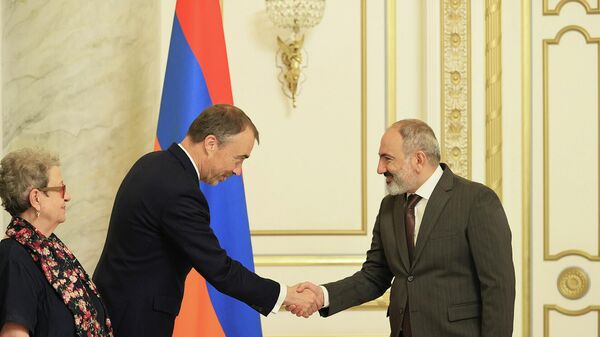 Նիկոլ Փաշինյանն ընդունել է  Հարավային Կովկասի ու Վրաստանի ճգնաժամի հարցերով ԵՄ հատուկ ներկայացուցիչ Տոյվո Կլաարին - Sputnik Արմենիա