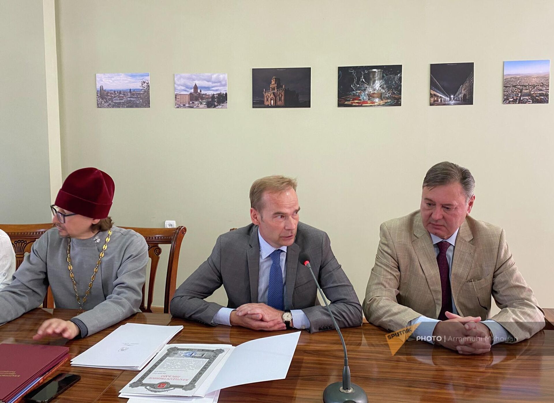 Глава тверской делегации Вадим Ребечук посетил городскую мэрию (14 июля 2022). Гюмри Глава тверской делегации Вадим Ребечук посетил городскую мэрию (14 июля 2022). Гюмри - Sputnik Армения, 1920, 14.07.2022