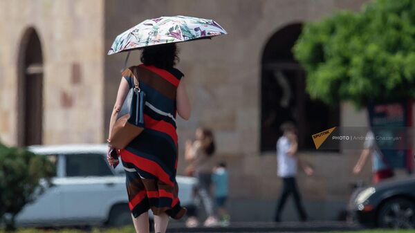 Женщина с зонтом на площади Республики - Sputnik Армения