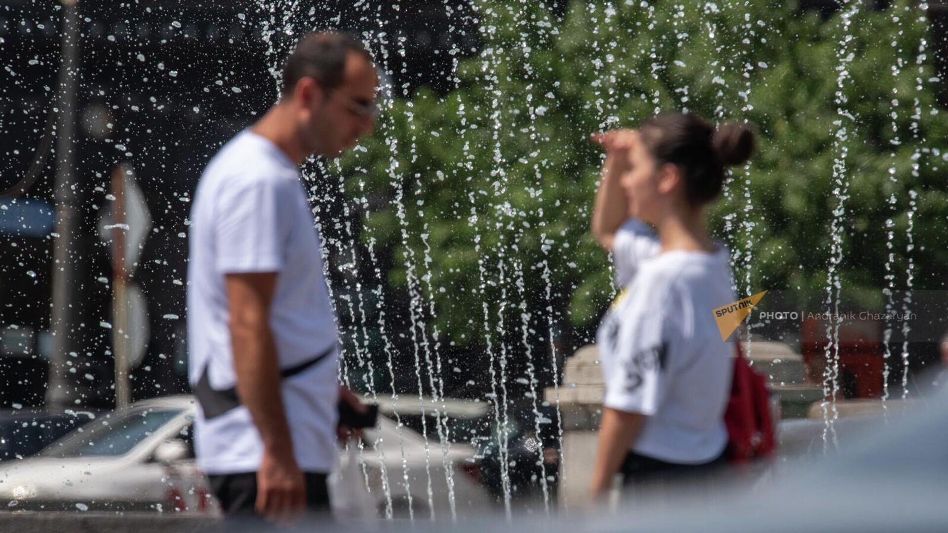 Молодые люди беседуют у фонтанов на площади Республики - Sputnik Армения, 1920, 27.07.2023