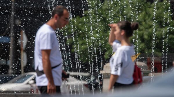 Молодые люди беседуют у фонтанов на площади Республики - Sputnik Армения