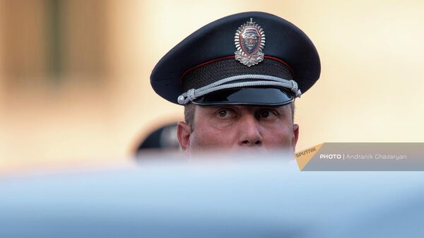 Сотрудник дорожной полиции регулирует движение - Sputnik Армения