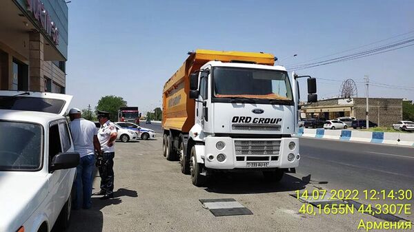 Взвешивание грузовиков транспортной инспекцией - Sputnik Армения
