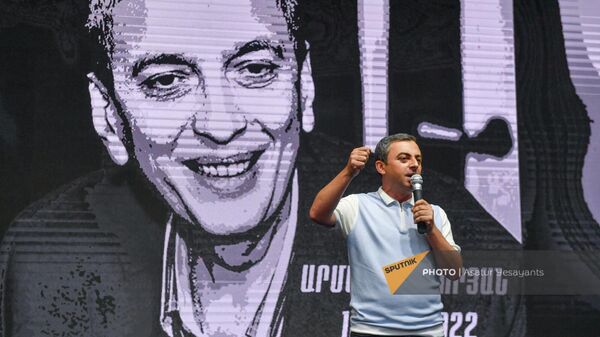 Ишхан Сагателян выступает на митинге оппозиции в рамках акции Сопротивление на площади Франции (15 июля 2022). Еревaн - Sputnik Армения