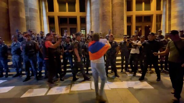 Протестующие выложили плакаты Никол – убийца! у здания кабмина в Ереване - Sputnik Армения