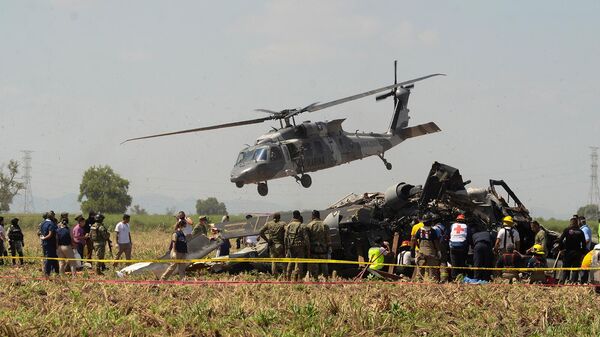 Спасатели рядом с вертолетом ВМС Blackhawk, потерпевшим крушение (16 июля 2022). Лос-Мочиса - Sputnik Армения
