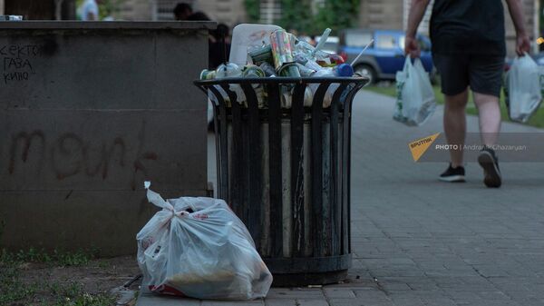 Переполненный мусорный бак - Sputnik Армения