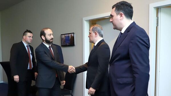 Первая двусторонняя встреча глав МИД Армении и Азербайджана (16 июля 2022). Тбилиси - Sputnik Армения