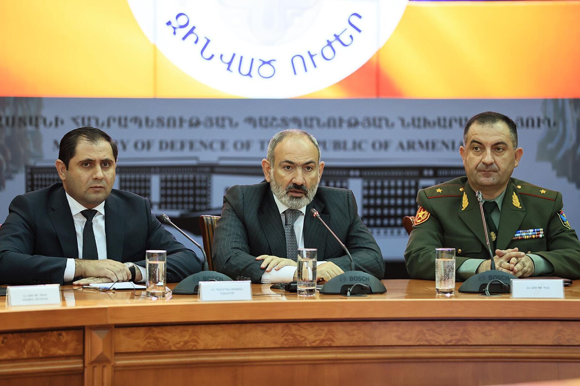 Премьер-министр Никол Пашинян представил высшему офицерскому составу ВС РА новоназначенного начальника Генштаба ВС, первого заместителя министра обороны Эдварда Асряна (18 июля 2022). Еревaн Премьер-министр Никол Пашинян представил высшему офицерскому составу ВС РА новоназначенного начальника Генштаба ВС, первого заместителя министра обороны Эдварда Асряна (18 июля 2022). Еревaн - Sputnik Արմենիա, 1920, 18.07.2022