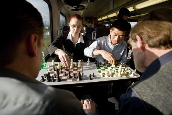Գնացքի ուղևորները շախմատ են խաղում, ԱՄՆ, 2008 թ. - Sputnik Արմենիա