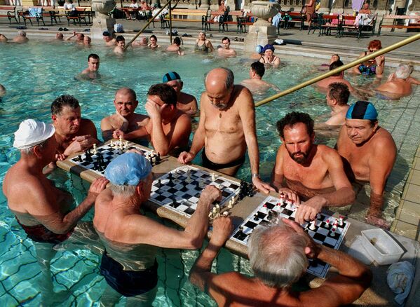 Շախմատային «մրցաշար» լողավազանում, Բուդապեշտ, 2000թ. - Sputnik Արմենիա