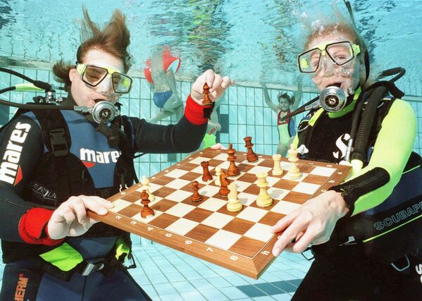 Դայվինգի «Ադրենալին» դպրոցի ուսուցիչները լողավազանում շախմատ են խաղում, Նյուրնբերգ, 1997թ. - Sputnik Արմենիա