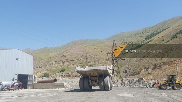 Самосвалы на Каджаранском медно-молибденовом руднике - Sputnik Армения