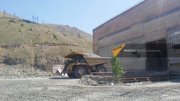 Отгрузка руды на дробление Каджаранском медно-молибденовом руднике - Sputnik Армения