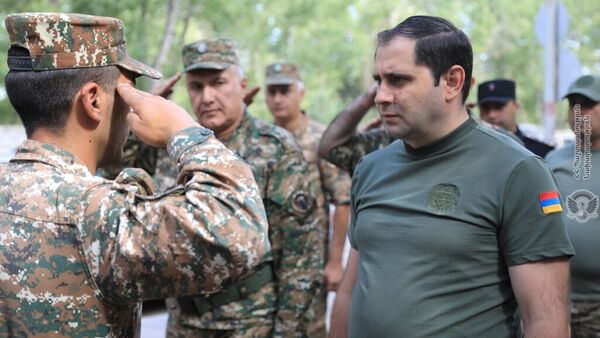 Министр обороны Сурен Папикян посетил воинские части - Sputnik Армения
