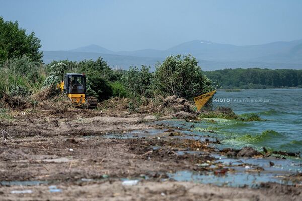 Уборка мусора на побережье озера Севан у города Мартуни - Sputnik Армения