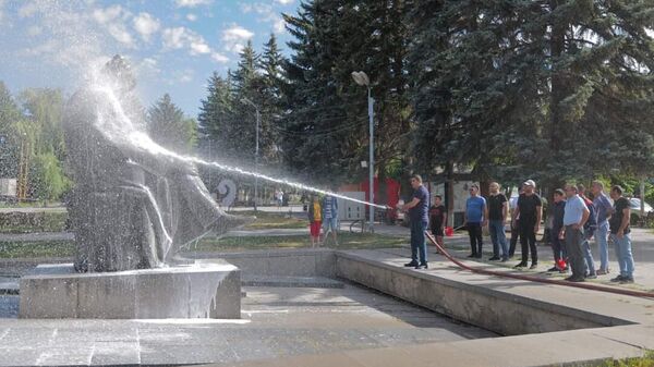 Старт мероприятиям Вардавара был дан на Театральной площади с вымыванием статуй (24 июля 2022). Гюмри - Sputnik Армения