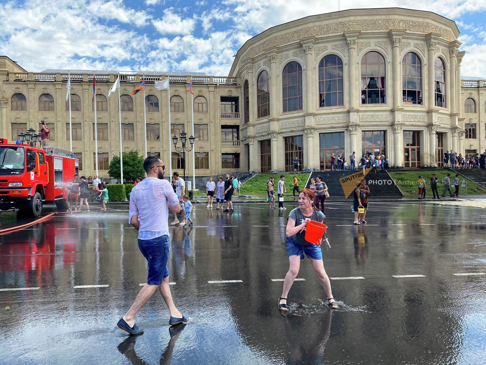 Гюмрийсцы и гости города празднуют Вардавар (24 июля 2022). Гюмри - Sputnik Армения, 1920, 24.07.2022