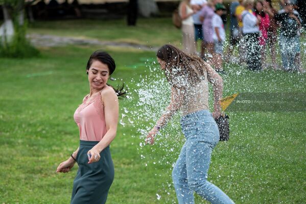 Девушки обливаются водой на праздновании Вардавара в Гарни  - Sputnik Армения