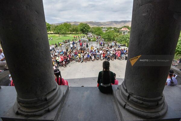 Десятки людей собираются в храм Гарни отметить Вардавар  - Sputnik Армения