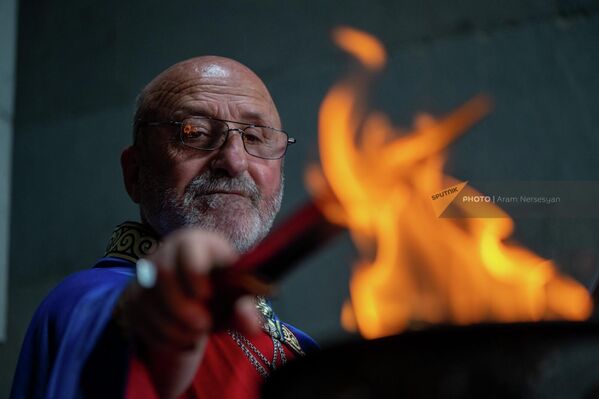 Жрец Арорди Варуж Агаджанян проводит языческий обряд в храме Гарни - Sputnik Армения