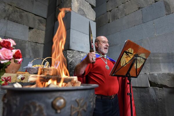 Жрец Арорди Варуж Агаджанян проводит языческий обряд в храме Гарни, посвященный Вардавару  - Sputnik Армения