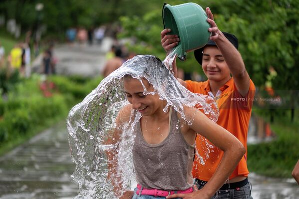 Мальчик обливает девочку водой на празднике Вардавар Гарни  - Sputnik Армения