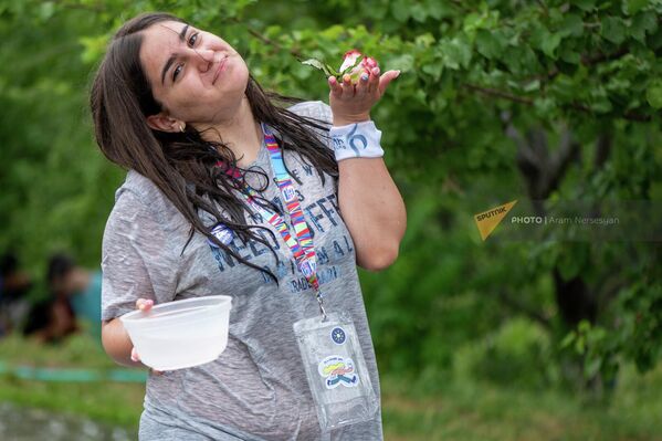 14. Одна из участниц праздника Вардавар, с розой в руке  - Sputnik Армения