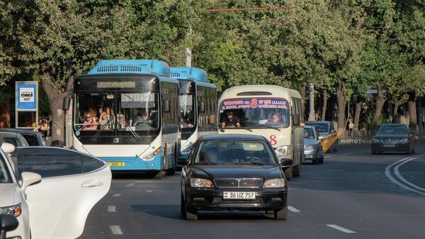 Автобусы у остановки на проспекте Маршала Баграмяна - Sputnik Армения